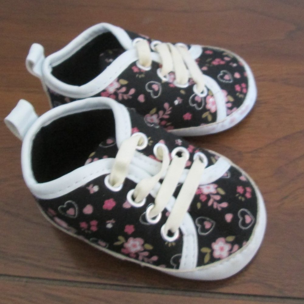 2 Pairs of Crib Shoes ESPRIT Silver Hi Tops & RUGGED BEAR Black Floral sz 0-6 M - Picture 3 of 5